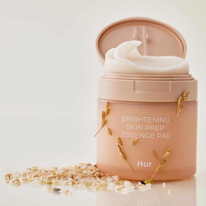 House of Hur Brightening Skin Prep Essence Pad 140 ml kirkastava kuorintalappu persikansävyisessä purkissa riisillä