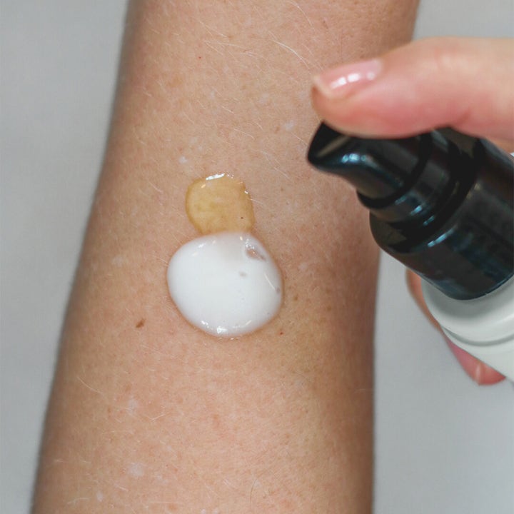 Bodyologist Summer Dew Customizable Self-tanning Drops 50 ml päivettävät tipat sekoitettuna voiteeseen iholla.
