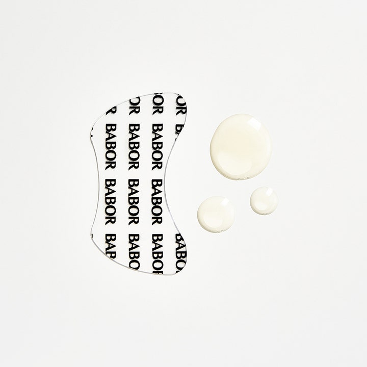 Babor Instant Fresh & Smooth Eye Serum + Patches 30 ml silottava silmänympärysseerumi logolappu ja voidemaisia pisaroita