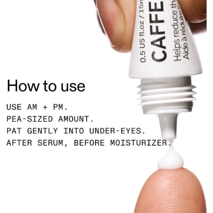 The INKEY List Caffeine Eye Cream 15 ml vähentää turvotusta, käyttöohje ja herneen kokoinen määrä sormella.