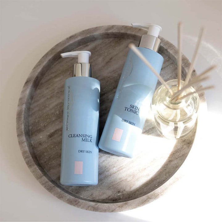 Beauté Pacifique Cleansing Milk 200 ml puhdistusmaito kuivalle iholle vaaleansinisissä pumppupulloissa marmorialustalla