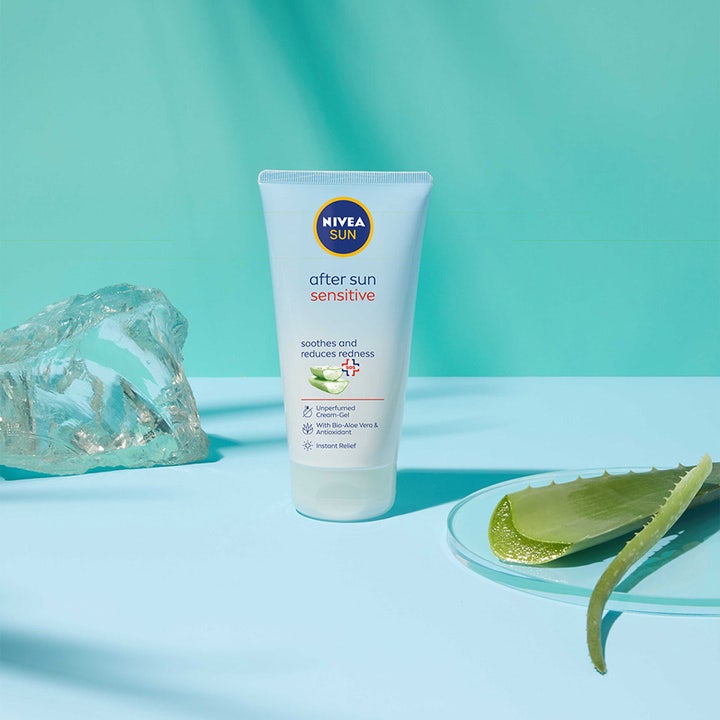 NIVEA After Sun Sensitive Cream-Gel 175 ml rauhoittava voidegeeli aloe vera -lehden ja jääpalan kanssa vaalealla taustalla.