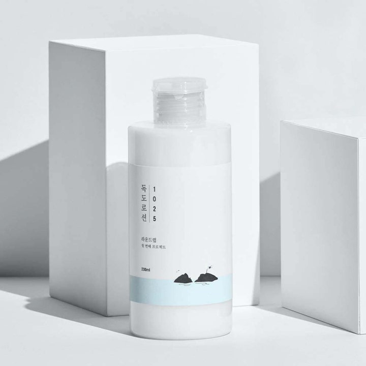 Round Lab 1025 Dokdo Lotion 200 ml kosteuttava vartaloemulsio läpikuultavassa pullossa, jossa on saarikuvio.