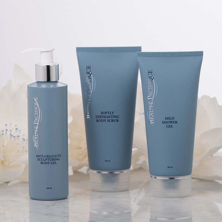 Beauté Pacifique Anti-Cellulite Sculpturing Body Gel 200 ml kiinteyttävä vartalogeeli sinisessä pumppupullossa kukkien kera.
