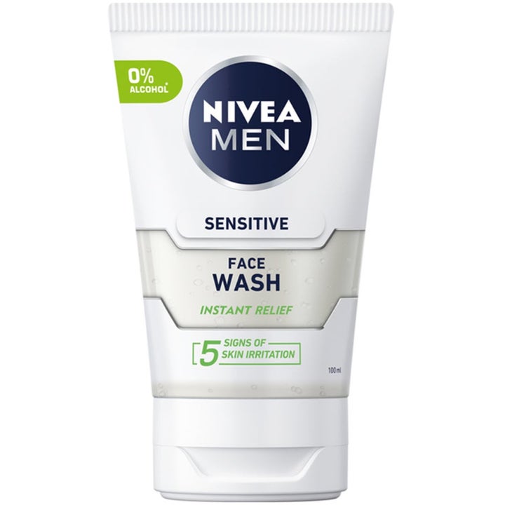 NIVEA MEN Sensitive Face Wash 100 ml puhdistusgeeli rauhoittaa ihoa valkoisessa tuubissa, jossa 0 % alkoholia -merkintä.