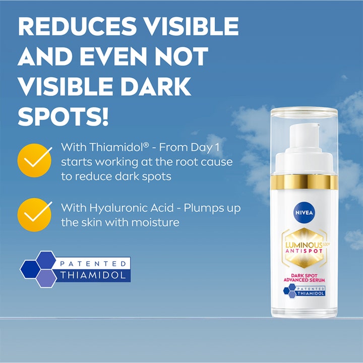 NIVEA Luminous630 Anti Dark-Spot Serum 30 ml seerumi vaalentaa pigmenttiläiskiä valkoinen pumppupullo taivasta vasten