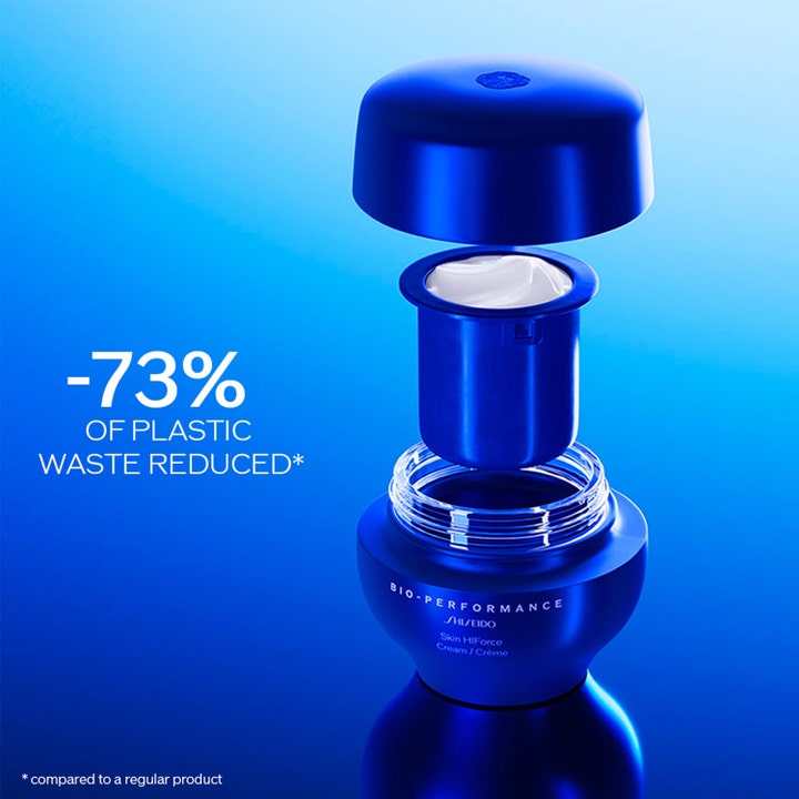 Shiseido BioPerformance Skin HiForce Cream 50 ml uudistava kasvovoide sinisessä muovijätettä vähentävässä täyttöpakkauksessa.