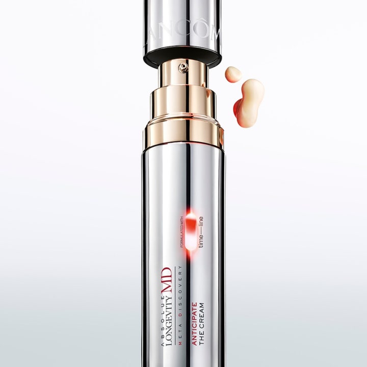 Lancôme Absolue Longevity MD Anticipate The Cream 50 ml uudistava kasvovoide hopeisessa pumppupullossa ja voidepisara