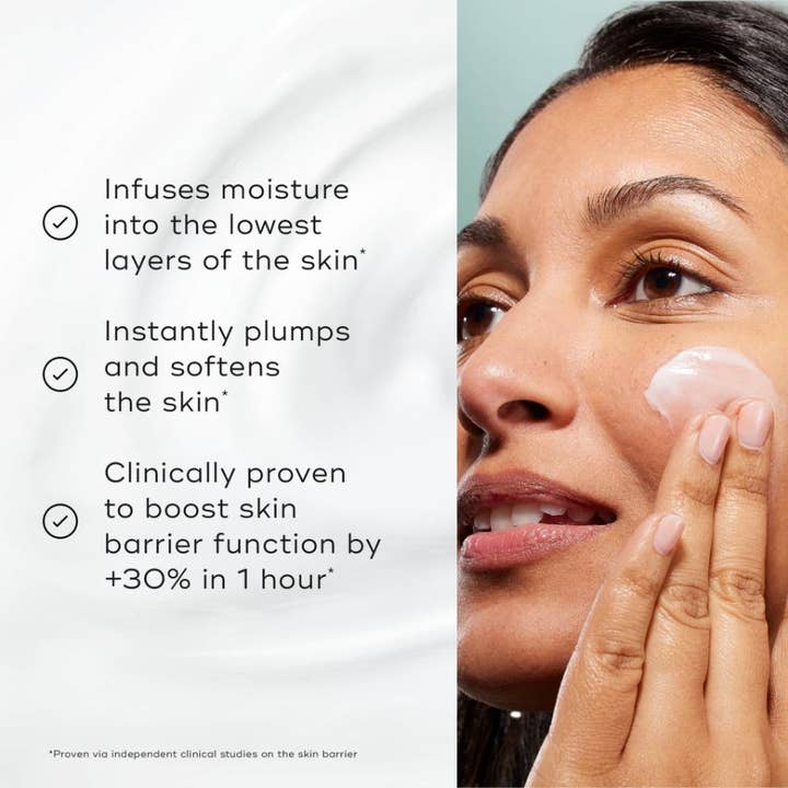 Medik8 Total Moisture Daily Facial Cream 50 ml päivävoide jota nainen levittää iholle vahvistamaan suojakerrosta 30 %.