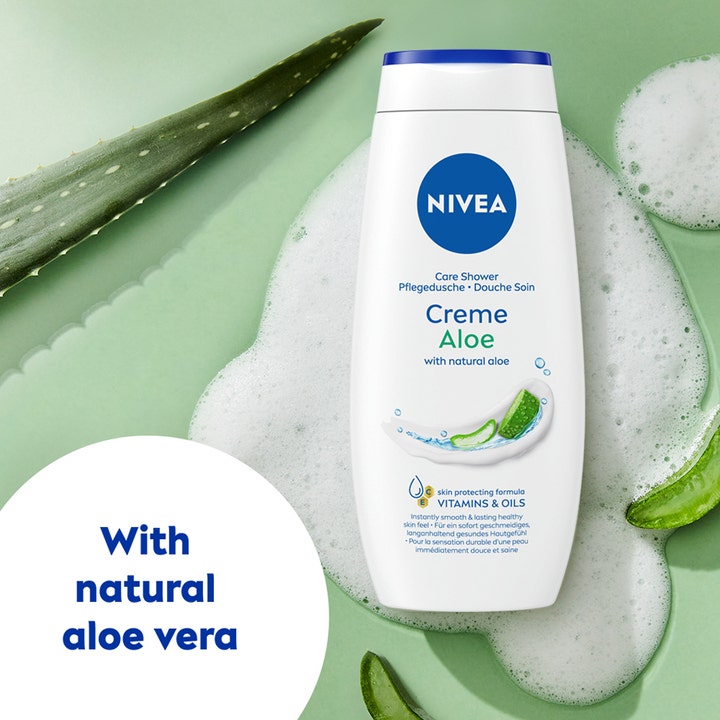 Nivea Creme Aloe 250 ml kosteuttava suihkusaippua valkoisessa pullossa aloe vera -lehtien ja saippuavaahdon ympäröimänä