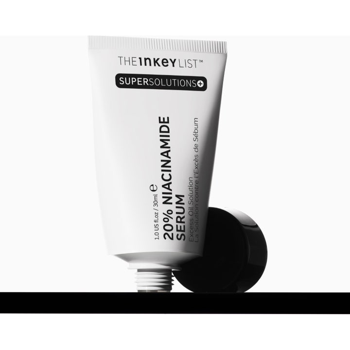 The INKEY List Niacinamide Serum 30 ml hillitsee rasvoittuvuutta. Valkoinen pullo mustalla korkilla ja pahvipakkaus.