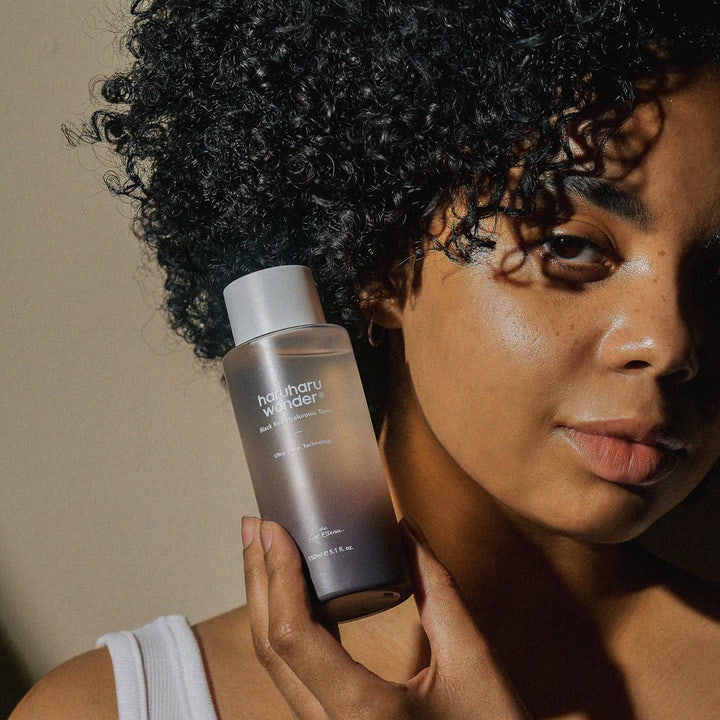 Haruharu wonder Black Rice Hyaluronic Toner 150 ml kosteuttava kasvovesi nainen pitelee liukuvärjättyä pulloa
