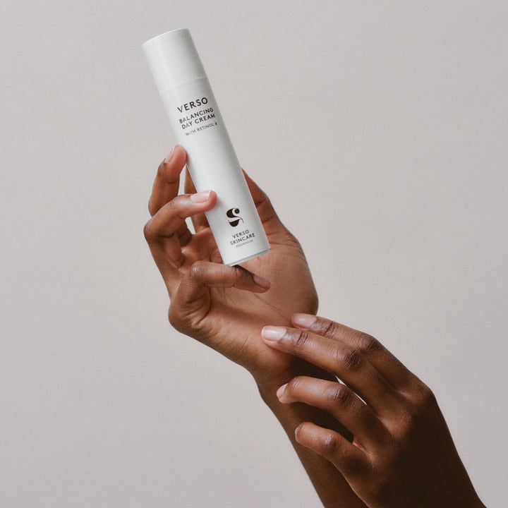 Verso N°2 Balancing Day Cream 50 ml tasapainottava päivävoide valkoisessa pumppupullossa henkilön käsissä