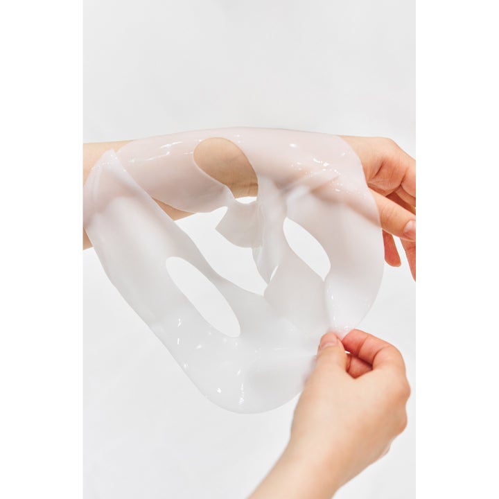 Biodance Bio Collagen-Real Deep Mask 136 g syväkosteuttava kangasmaski on pehmeä ja läpikuultava hydrogeelinaamio.