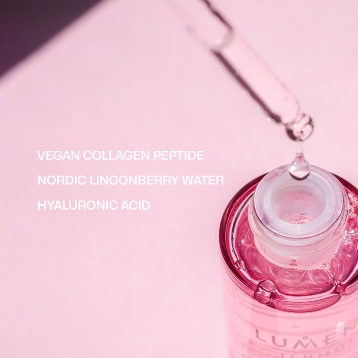 Lumene Vegan Collagen Essence 30 ml seerumi vaaleanpunaisessa pullossa pipetin ja ainesosatekstien kera.