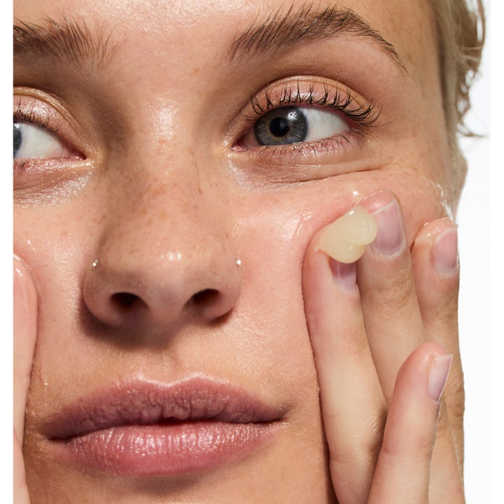 The INKEY List Oat Cleansing Balm 50 ml rauhoittava puhdistusbalmi täyteläinen koostumus kasvojen iholla