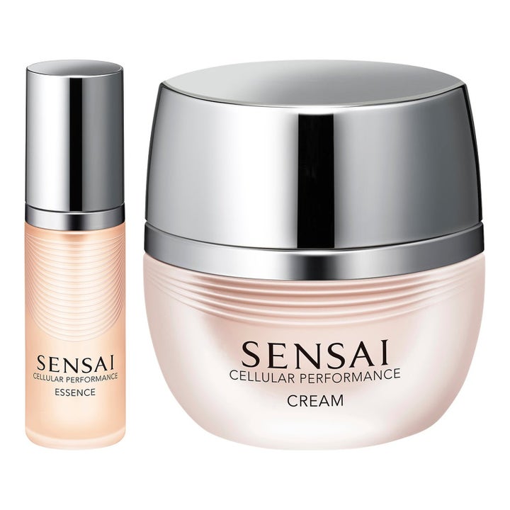 Sensai Cellular Performance Cream ja Essence kiinteyttävä setti vaaleanpunaisissa pakkauksissa hopeisilla kansilla.