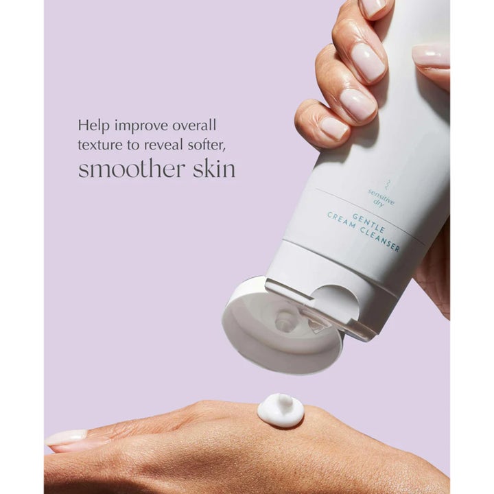 Exuviance Gentle Cream Cleanser 212 ml puhdistusvoide herkälle iholle annosteltuna kädelle valkoisesta tuubista