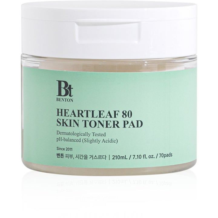 Benton Heartleaf 80 Skin Toner Pad 70 kpl rauhoittavat kasvovesilaput kirkkaassa purkissa, jossa on vaaleanvihreä etiketti.