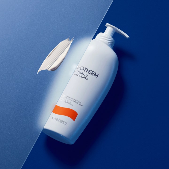 Biotherm Baume Corps Oil Therapy 400 ml kosteuttava vartalovoide valkoisessa pumppupullossa ja täyteläinen voidesively.
