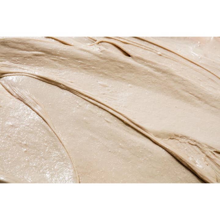 SKIN1004 Madagascar Centella Ampoule 100 ml rauhoittava seerumi, jonka täyteläinen beige koostumus näkyy lähikuvassa.