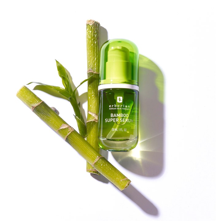 Erborian Bamboo Super Serum 30 ml kosteuttava kasvoseerumi vihreässä lasipullossa bambunvarsien rinnalla