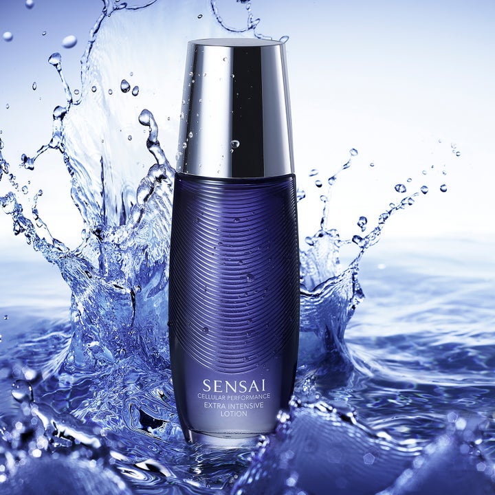 Sensai Cellular Performance Extra Intensive Lotion 125 ml kosteuttava hoitoneste tummansinisessä pullossa vesiroiskeiden keskellä.