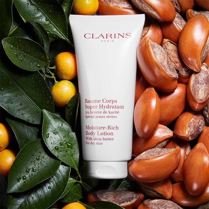 Clarins Moisture-Rich Body Lotion 200 ml kosteuttava vartalovoide kuivalle iholle sheapähkinöiden ja lehtien keskellä.