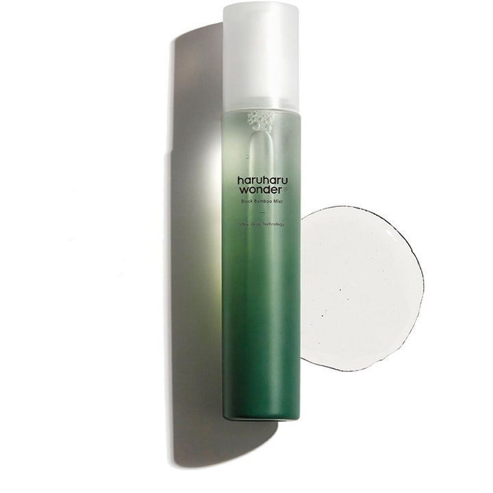 Haruharu Wonder Black Bamboo Mist 150 ml kosteuttava kasvosuihke vihreässä pullossa kirkkaalla tekstuurilla