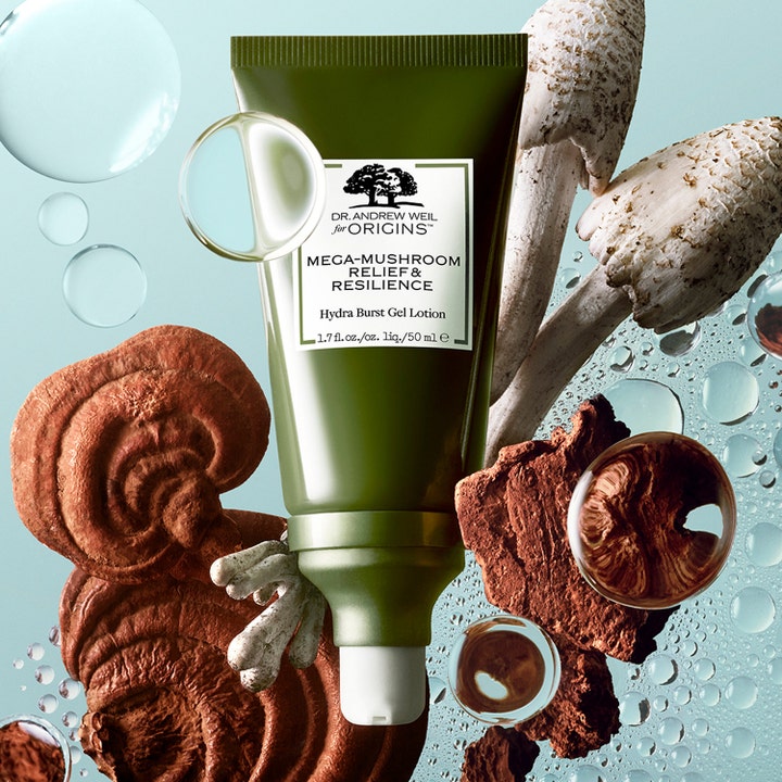 Origins Dr. Weil Mega-Mushroom 50 ml rauhoittava geelivoide vihreässä tuubissa sienten ja vesipisaroiden ympäröimänä.