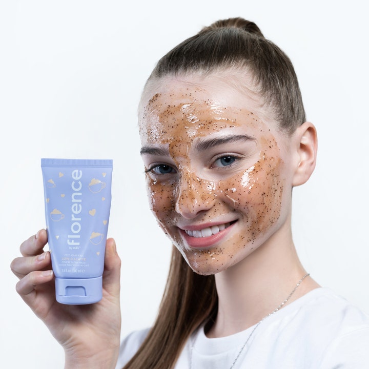 Florence by Mills Love U A Latte Coffee Mask 50 ml kirkastava kasvonaamio nainen jolla on ruskea rakeinen naamio