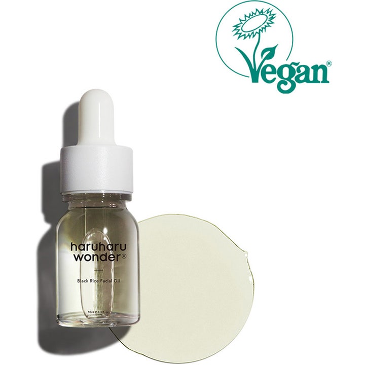 haruharu wonder Black Rice Facial Oil 10 ml vegaaninen kasvoöljy kirkkaassa pipettipullossa ja vaalea öljytippa.
