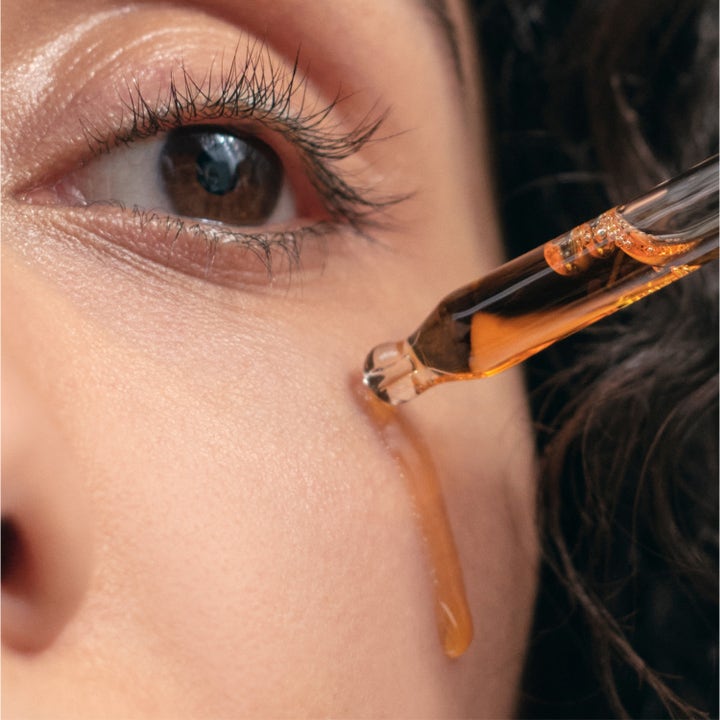 Jorgobé Bakuchiol Anti-Ageing Oil 30 ml kiinteyttävä kasvoöljy jota levitetään lasipipetillä pisarana poskelle