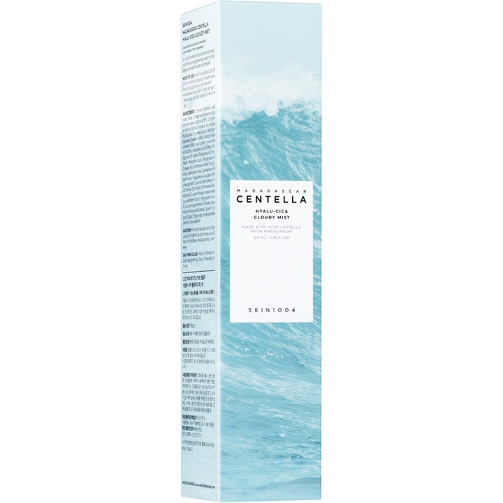 SKIN1004 Madagascar Centella Hyalu-Cica Cloudy Mist 120 ml kosteuttava kasvosuihke aaltoaiheisessa pakkauksessa.