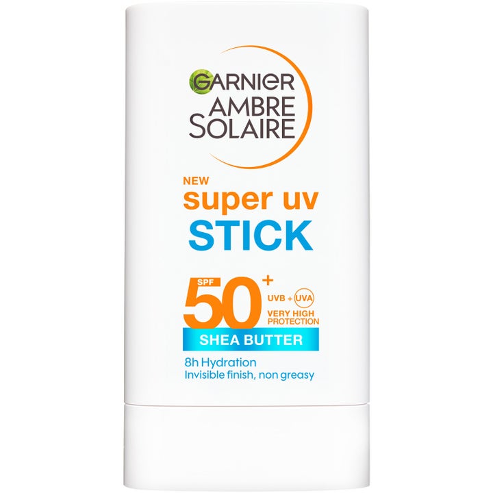 Garnier Ambre Solaire Super UV Stick SPF50+ aurinkosuojapuikko suojaavalla karitevoilla valkoisessa pakkauksessa