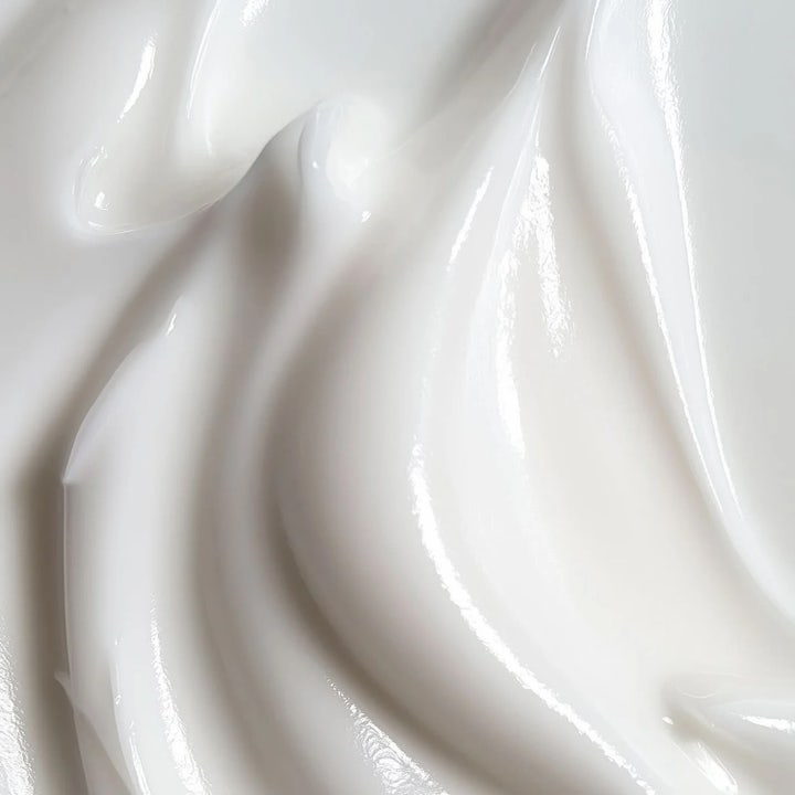 MANTLE The SOS Lotion 200 ml rauhoittava vartalovoide, jossa on täyteläinen ja sileä valkoinen koostumus