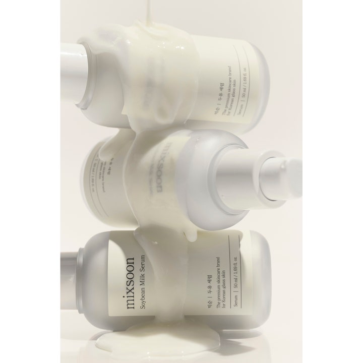 Mixsoon Soybean Milk Serum 50 ml kosteuttava seerumi valuu pinottujen huurrettujen lasipullojen päällä.