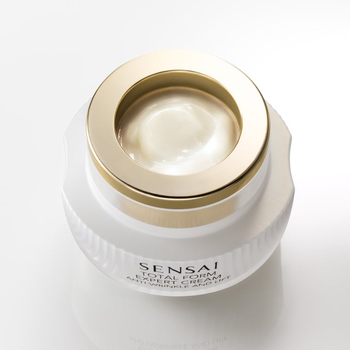 Sensai Total Form Expert Cream 50 ml silottava ja kiinteyttävä kasvovoide avatussa valkoisessa kultareunaisessa purkissa