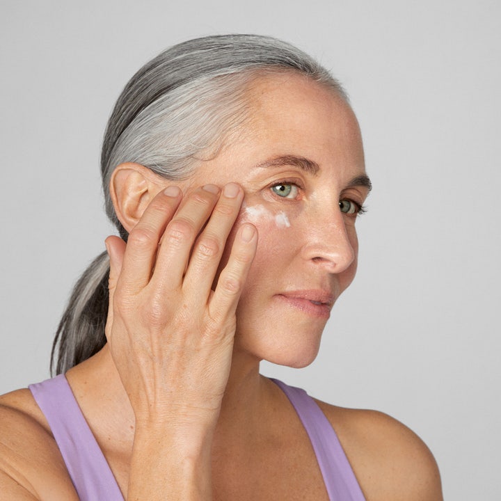 Clinique Smart Clinical Repair Wrinkle Eye Cream 30 ml silmänympärysvoide levitettynä iholle häivyttämään ryppyjä.
