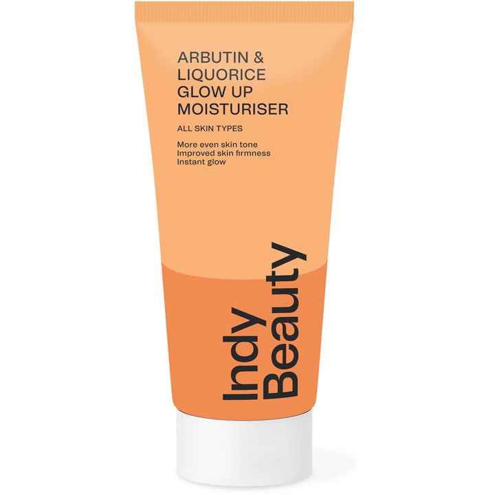 Indy Beauty Arbutin & Liquorice Glow Up Moisturiser kirkastava kasvovoide oranssissa tuubissa valkoisella korkilla