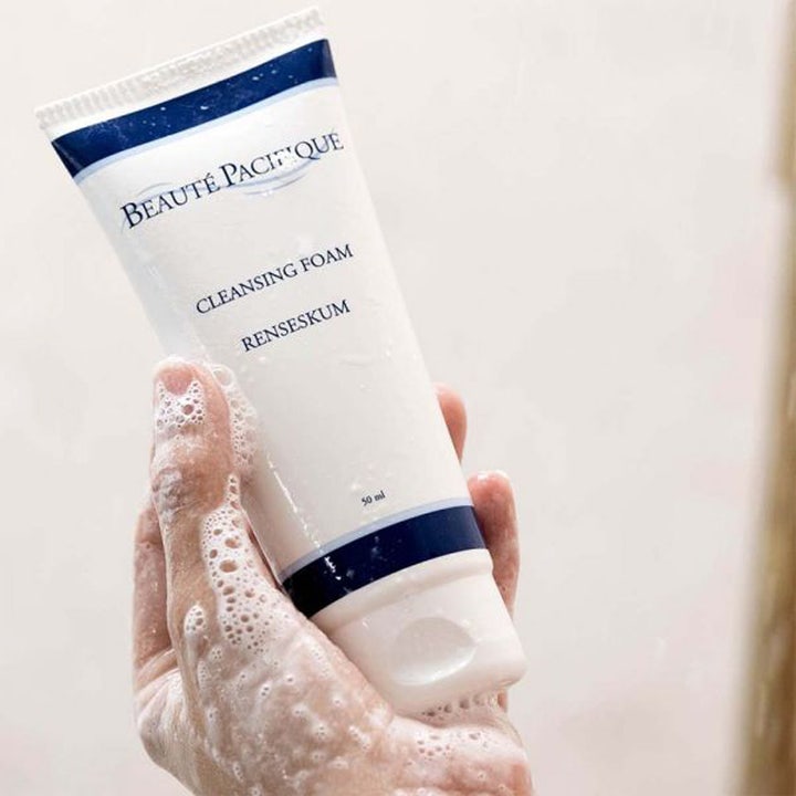 Beauté Pacifique Cleansing Foam 150 ml puhdistusvaahto kädessä, jossa on ilmavaa valkoista vaahtoa.