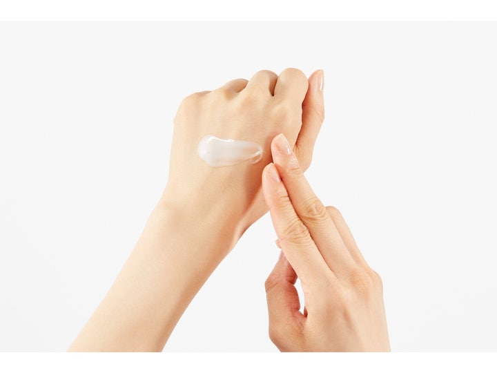 COSRX Advanced Snail Set 200 ml kosteuttava etanalimasetti, jossa täyteläinen geelivoide levitettynä iholle.