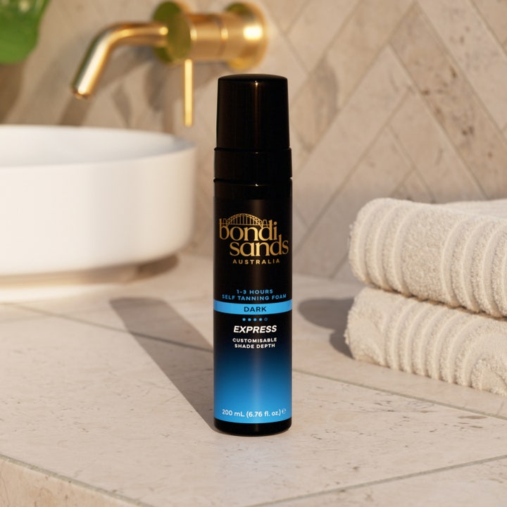 Bondi Sands Self Tan Foam 1 Hour Express 200 ml itseruskettava vaahto antaa päivetyksen mustassa pullossa kylpyhuoneessa.