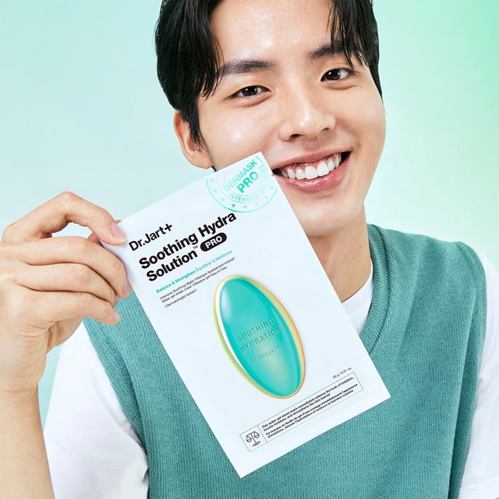 Dr.Jart+ Dermask Soothing Hydra Solution Pro 26 g rauhoittava kangasnaamio jota hymyilevä mies pitelee.