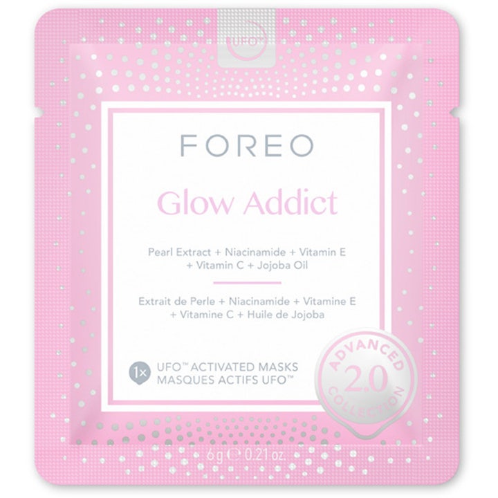 FOREO UFO Glow Addict 2.0 6 kpl heleyttävä kasvonaamio vaaleanpunainen pussi helmiuutteella ja C-vitamiinilla.