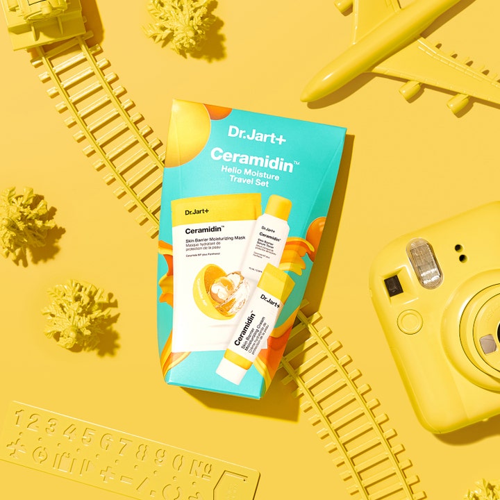 Dr.Jart+ Ceramidin Hello Moisture Travel Set 22 ml kosteuttava ihonhoitosetti keltaisella taustalla matkailuteemalla