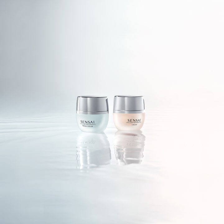 Sensai Cellular Performance Fresh Cream 40 ml kosteuttava päivävoide hopeakantisissa purkeissa vesipinnalla.
