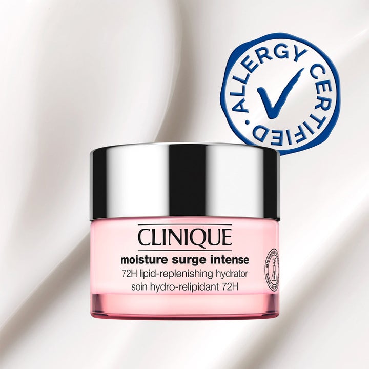 Clinique Moisture Surge Intense 80 ml kosteuttava kasvovoide vaaleanpunaisessa lasipurkissa hopeakannella ja allergiamerkinnällä.
