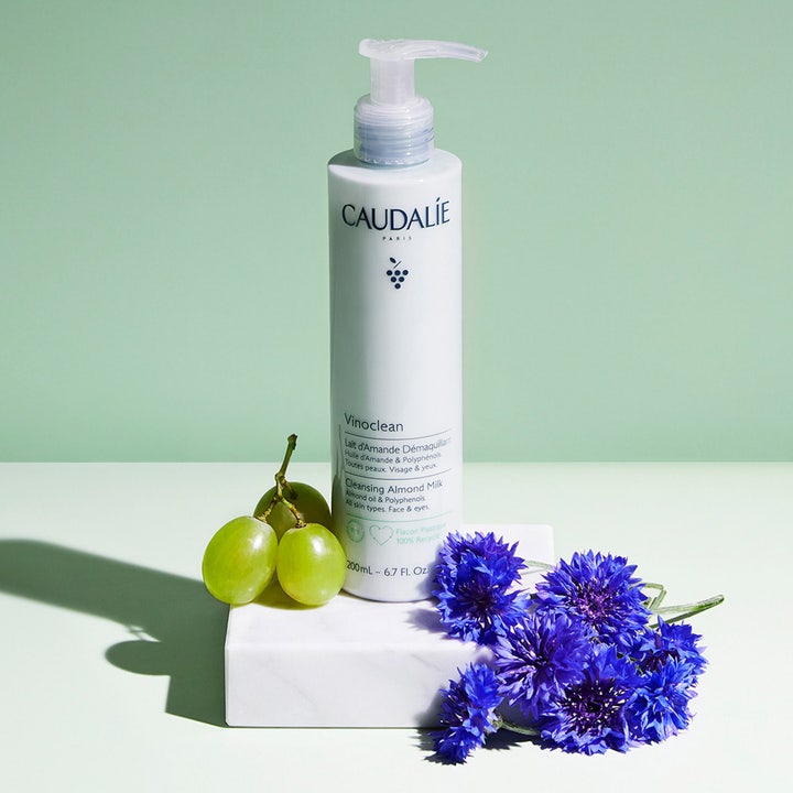 Caudalie Vinoclean Cleansing Almond Milk 200 ml puhdistusmaito valkoisessa pumppupullossa viinirypäleiden kera.