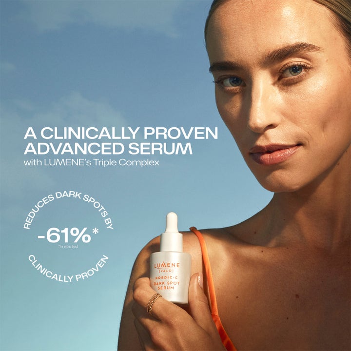 Lumene Nordic-C Dark Spot Serum 30 ml pigmenttiläiskiä häivyttävä seerumi nainen ja teksti -61% vähemmän läiskiä.